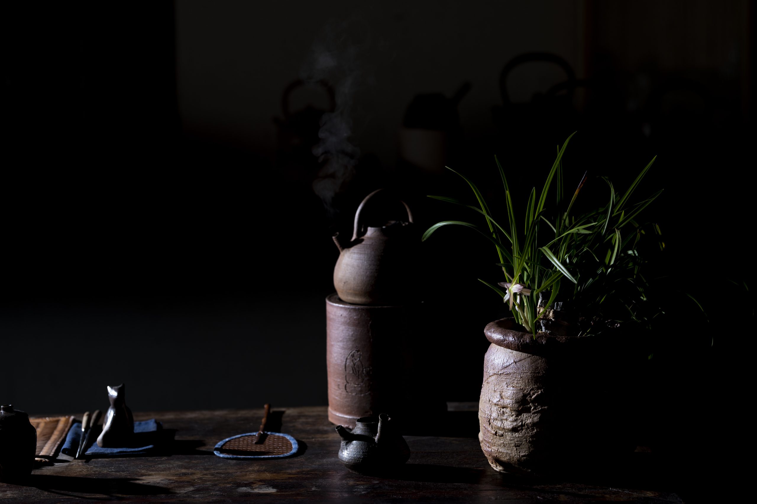 壺中乾坤照日月，杯茶清香沁心脾。